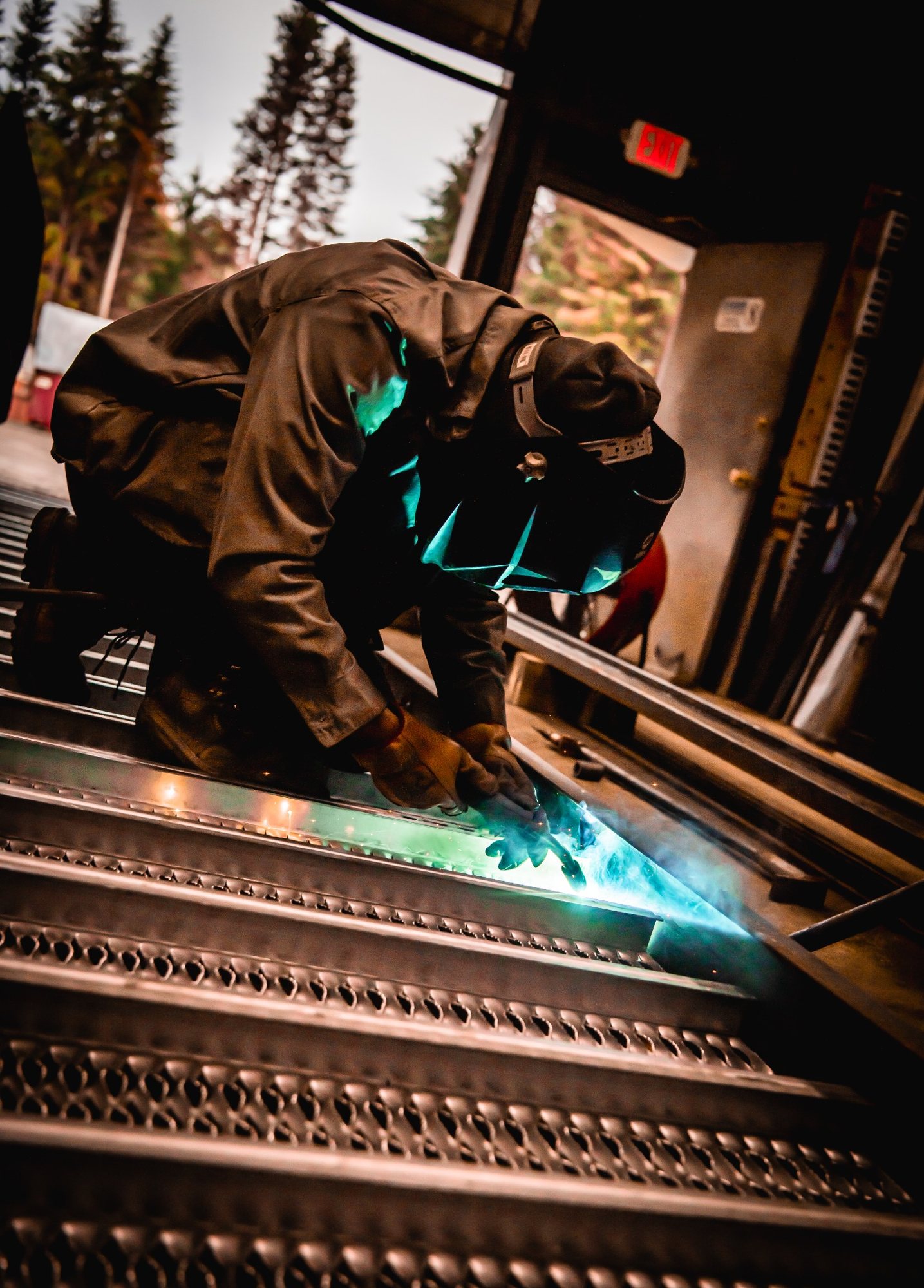 Welder works on a PistenBully